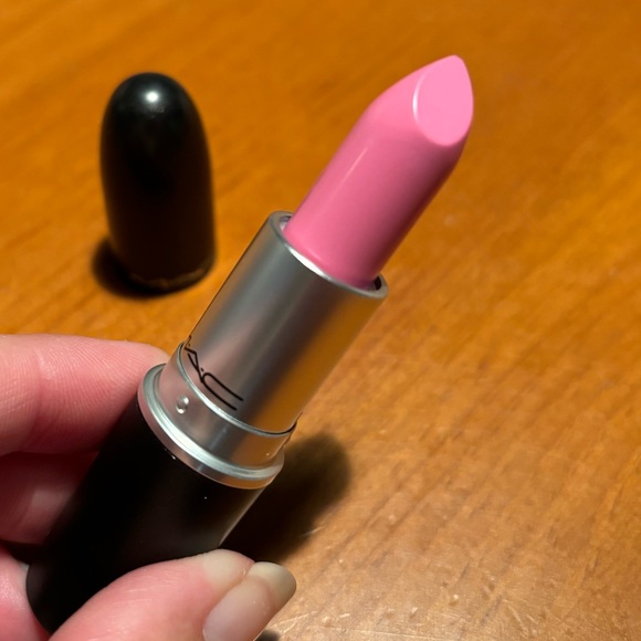 MAC Amplifed Creme Lipstick Saint Germain - Picture 5 of 16
